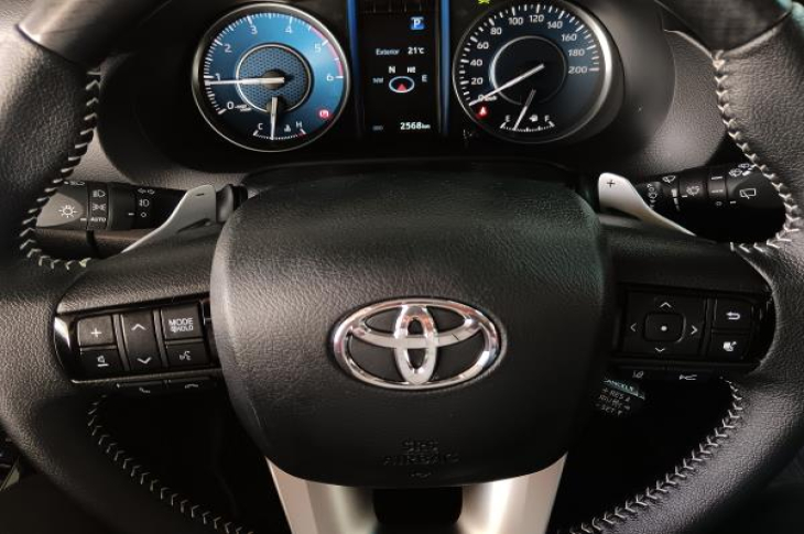 TOYOTA FORTUNER 2025 2,550 kms.