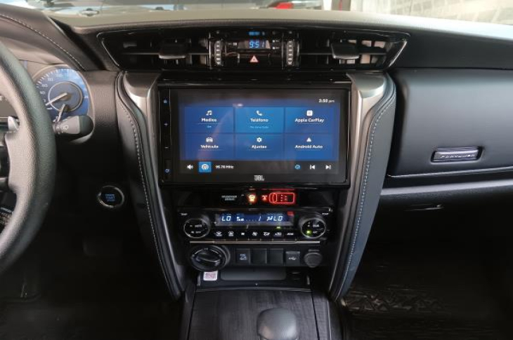 TOYOTA FORTUNER 2025 2,550 kms.