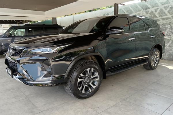 TOYOTA FORTUNER 2025 2,550 kms.
