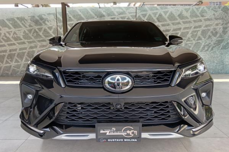 TOYOTA FORTUNER 2025 2,550 kms.