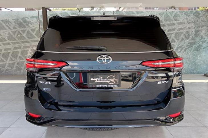 TOYOTA FORTUNER 2025 2,550 kms.