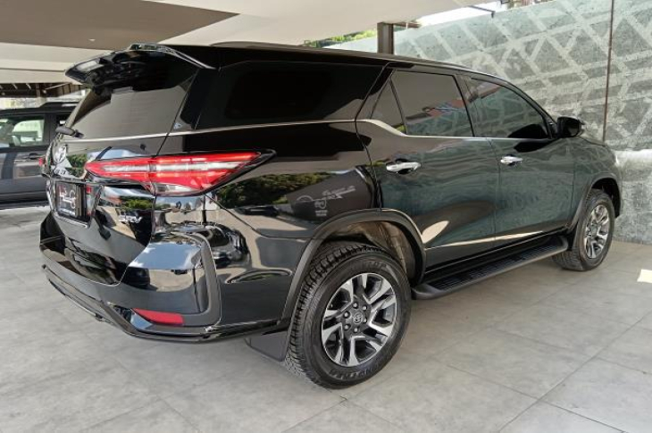 TOYOTA FORTUNER 2025 2,550 kms.