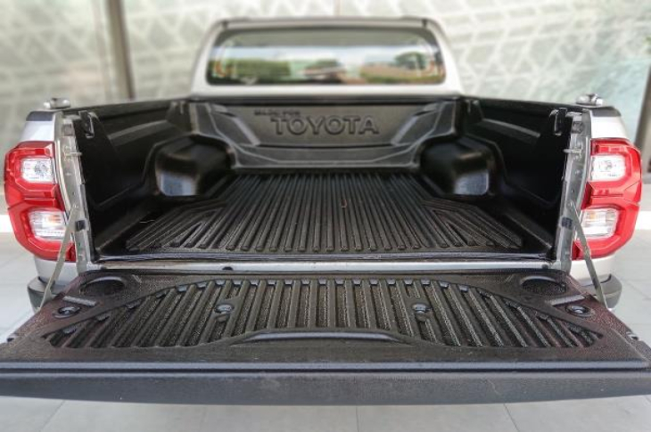 TOYOTA HILUX 2021 112,283 kms.