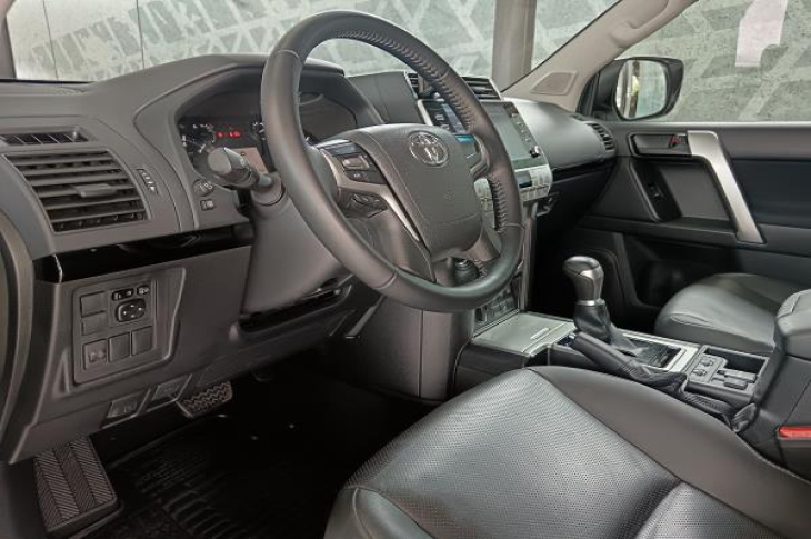 TOYOTA LAND CRUISER PRADO 2023 10,041 kms.