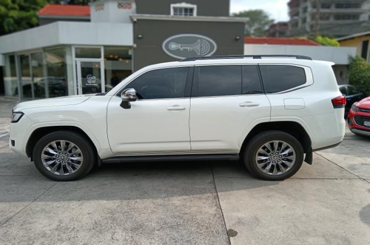 TOYOTA LAND CRUISER 2023 11,424 kms.