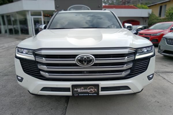 TOYOTA LAND CRUISER 2023 11,424 kms.