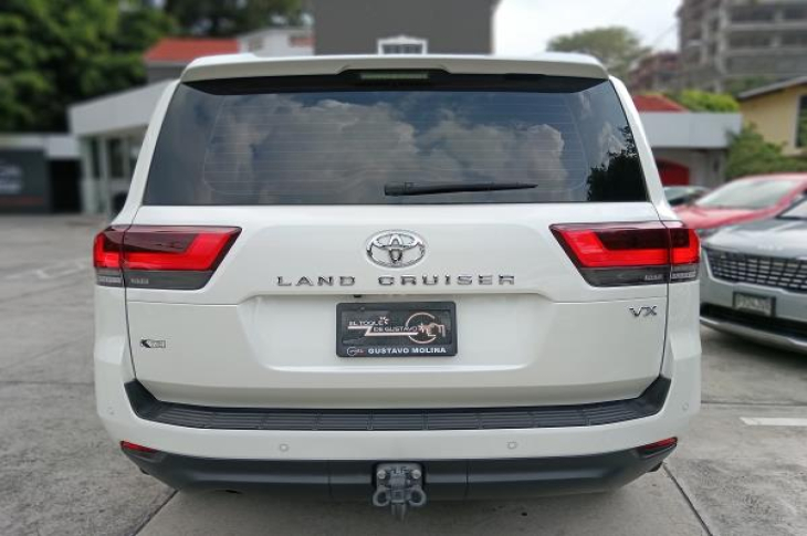 TOYOTA LAND CRUISER 2023 11,424 kms.