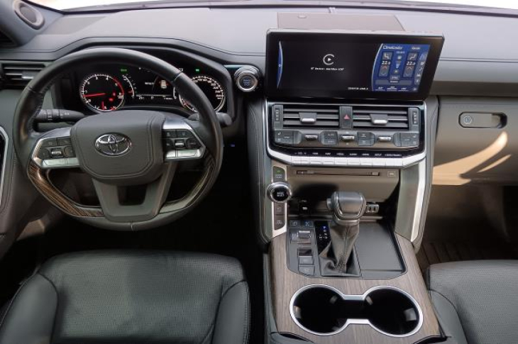 TOYOTA LAND CRUISER 2023 11,424 kms.