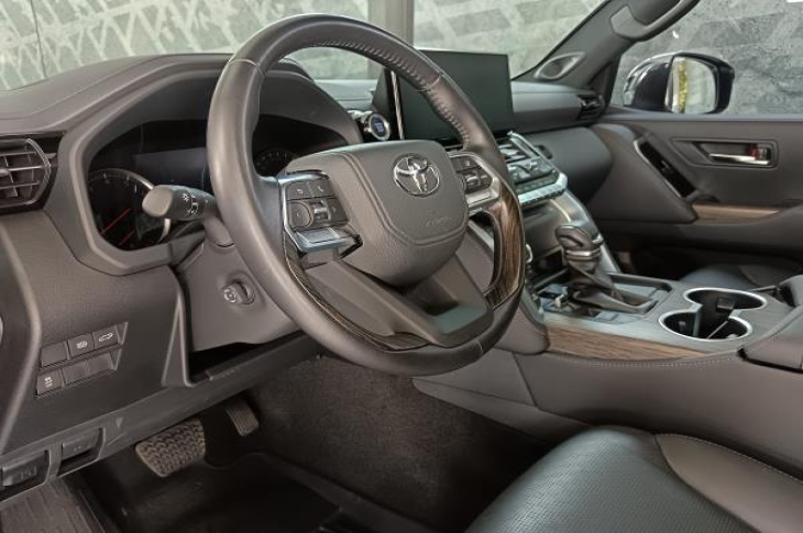 TOYOTA LAND CRUISER 2023 17,219 kms.