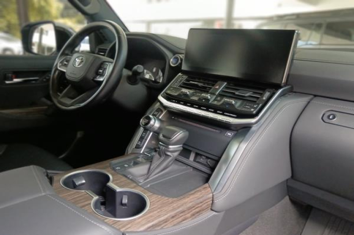 TOYOTA LAND CRUISER 2023 17,219 kms.