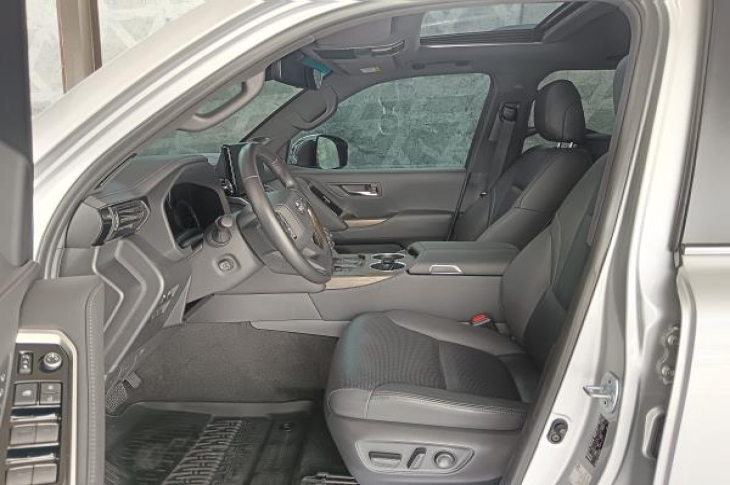 TOYOTA LAND CRUISER 2023 17,219 kms.