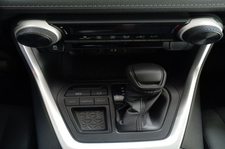 TOYOTA RAV 4 2024 41,259 kms.