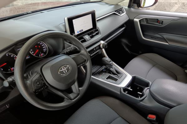 TOYOTA RAV4 2023 37,385 kms.