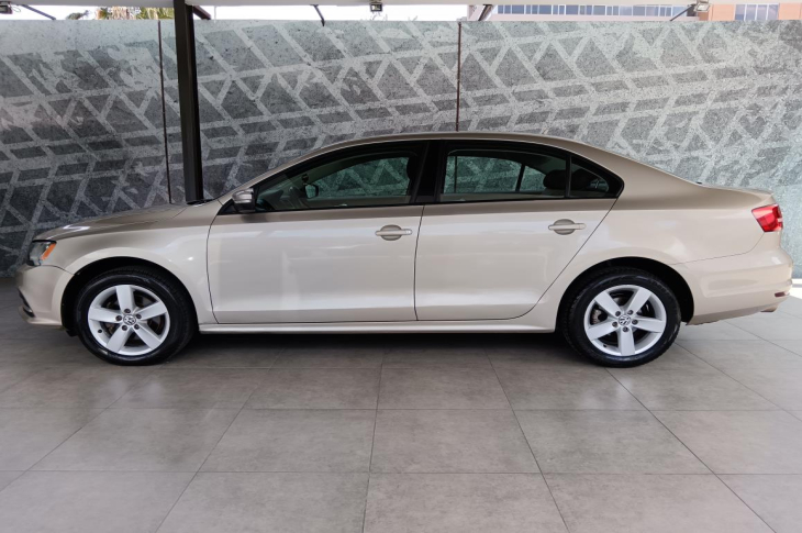 VOLKSWAGEN JETTA 2.0 2015 107,453 kms.