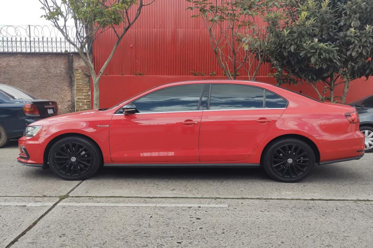 VOLKSWAGEN JETTA 2017 75,738 kms.