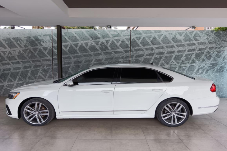 VOLKSWAGEN PASSAT 2016 16,735 kms.