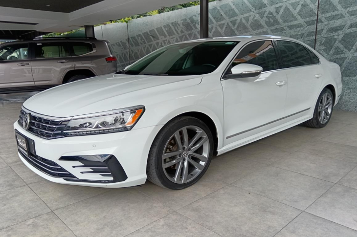 VOLKSWAGEN PASSAT 2016 16,735 kms.