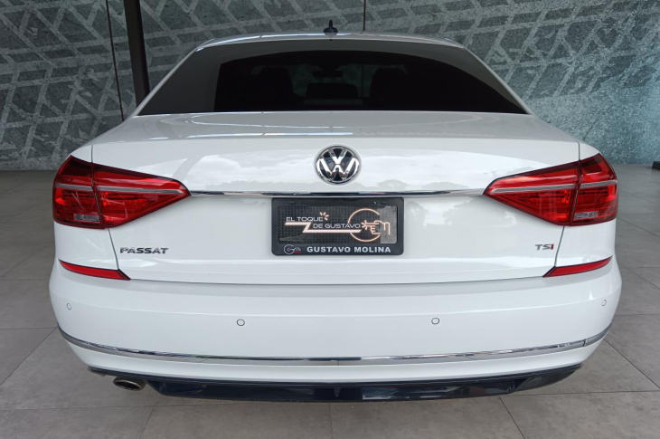 VOLKSWAGEN PASSAT 2016 16,735 kms.