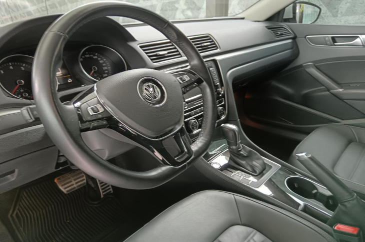 VOLKSWAGEN PASSAT 2016 16,735 kms.