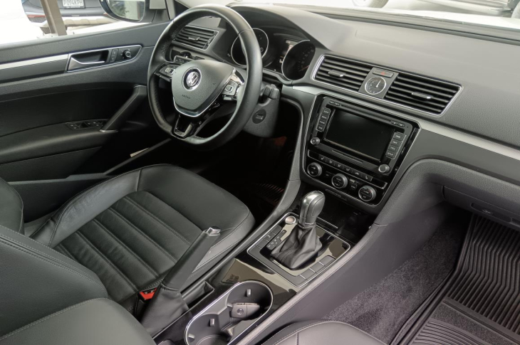 VOLKSWAGEN PASSAT 2016 16,735 kms.