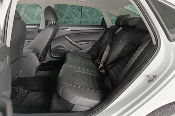VOLKSWAGEN PASSAT 2016 16,735 kms.