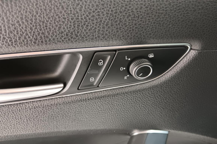 VOLKSWAGEN PASSAT 2016 16,735 kms.