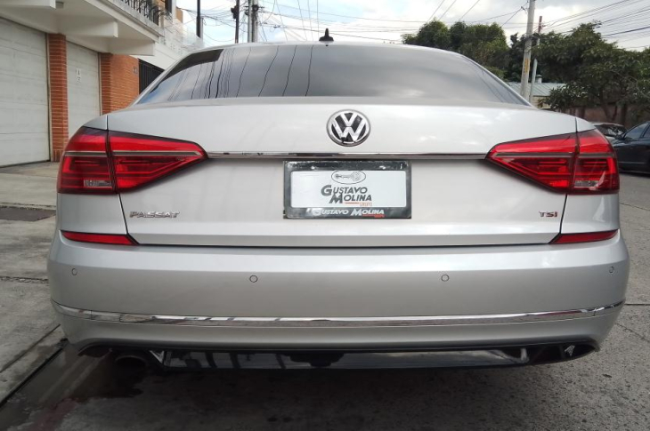 VOLKSWAGEN PASSAT 2016 30,000 kms.