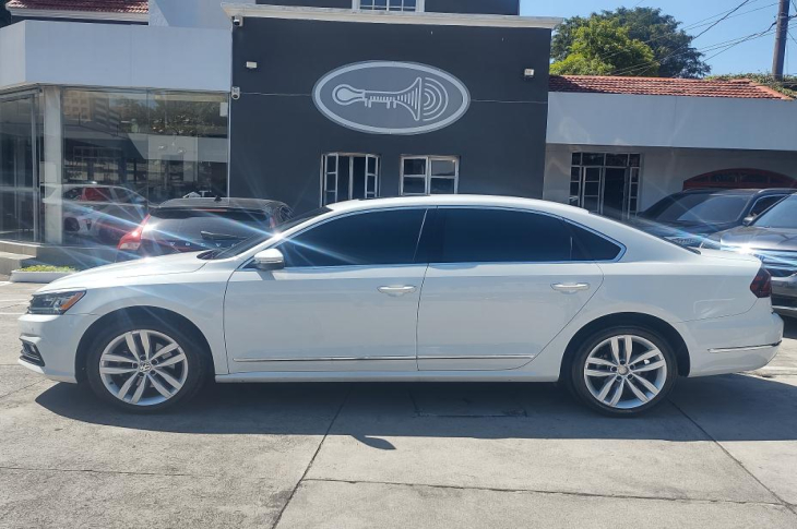 VOLKSWAGEN PASSAT 2018 36,969 kms.