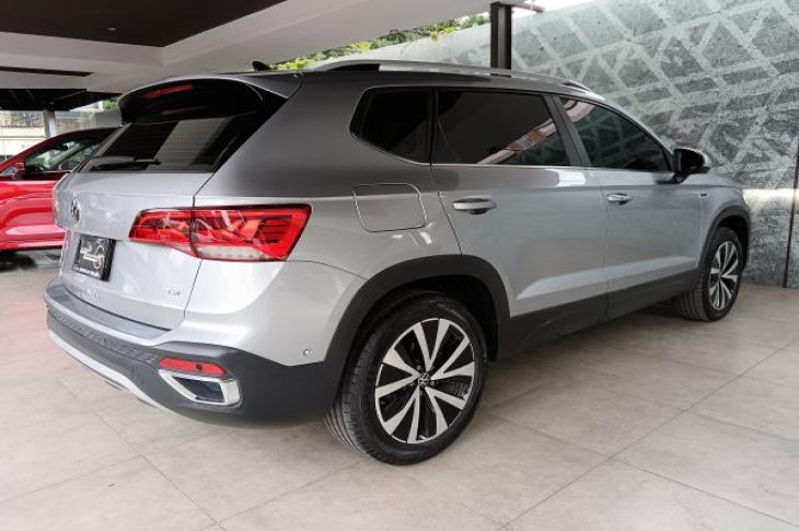VOLKSWAGEN TAOS 2023 8,632 kms.