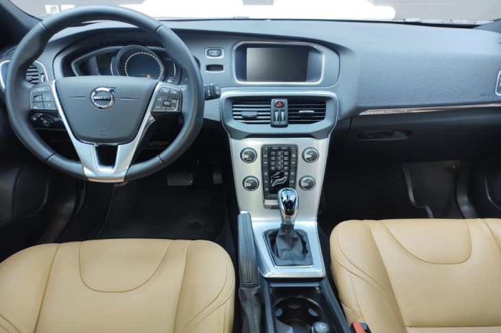 VOLVO V40 CC T4 2018 25,900 kms.