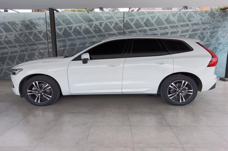 VOLVO XC60 T5 2019 60,843 kms.