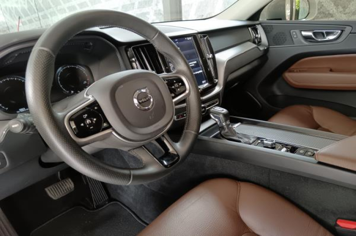 VOLVO XC60 T5 2019 60,843 kms.