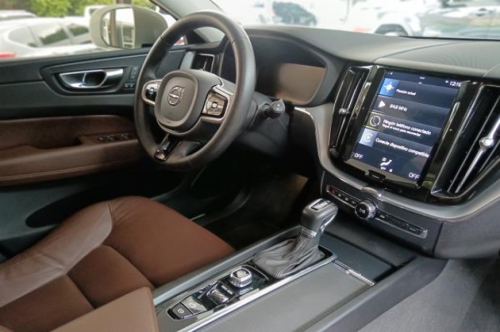 VOLVO XC60 T5 2019 60,843 kms.